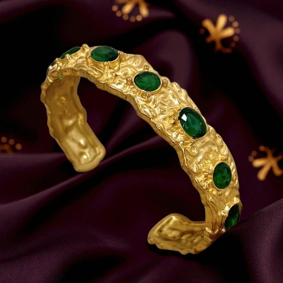 🆕️Vintage-Inspired Gold Cuff Bracelet | Green Zirconia Gems | 18K Gold Plated ✨ - Picture 1 of 15